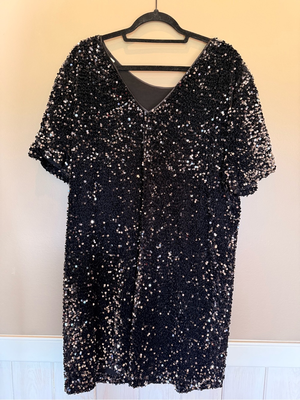 Alex Marie Black Sequin V-Neck Short Sleeve Dress
